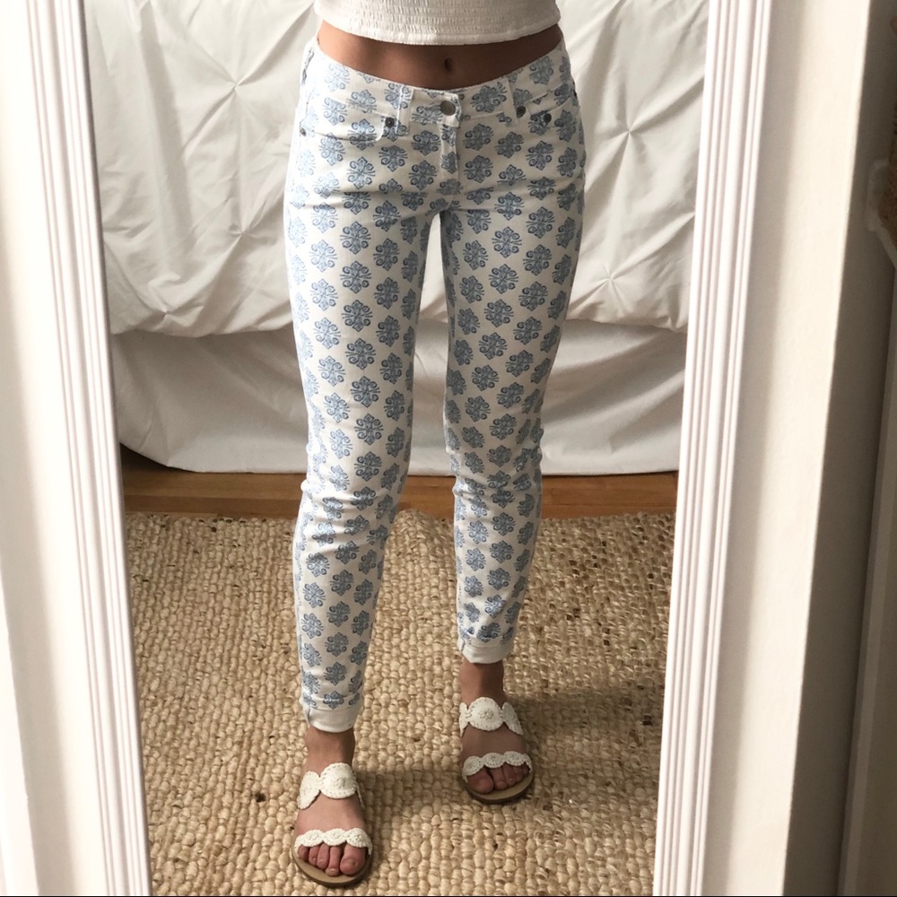 Vineyard Vines White Skinny Jeans w Blue Pattern